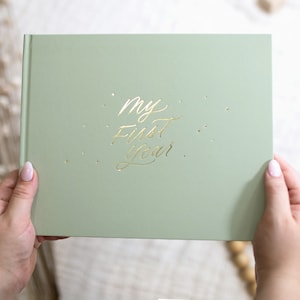 1 Jahr Baby Erinnerungsbuch [Sage Grün] Hardcover Fotobuch, Journal - Neugeborenes erstes Jahr Babybuch. Geschenk für neue Eltern, Mama, Babyparty