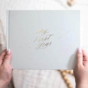 1 Jahr Baby Erinnerungsbuch [hellgrau] Hardcover Fotobuch, Journal - Neugeborenes erstes Jahr Babybuch. Geschenk für neue Eltern, Mama, Babyparty