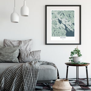 Peut inclure: Une impression d'art murale encadrée représentant une carte de Halifax, Nouvelle-Écosse, Canada. La carte montre les terres en vert sauge et l'eau en bleu foncé, avec des routes et zones urbaines blanches. Le texte HALIFAX NOVA SCOTIA CANADA est imprimé en bas.