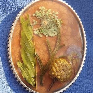 August birth flower necklace/ Silver oval pendant/ Dried flowers/ Birth flower bouquet necklace/Pressed Resin Pendant Jewelry/ Forget-Me-Not
