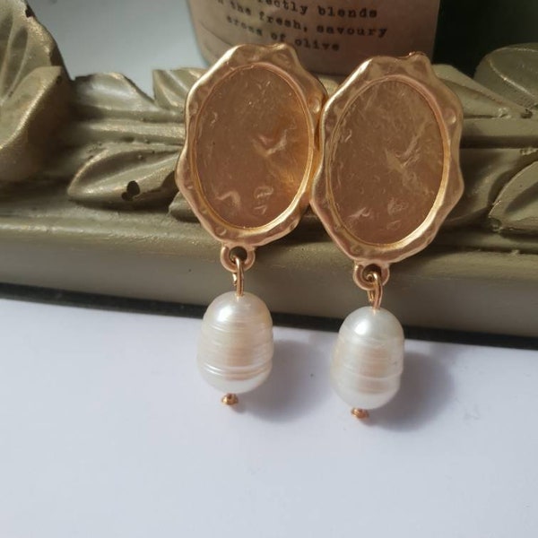 Natürliche große barocke Perlen mit mattgoldenen Rahmen Ohrringe, klassisches Design und einzigartige Formen von Perlen, Art Deco Design