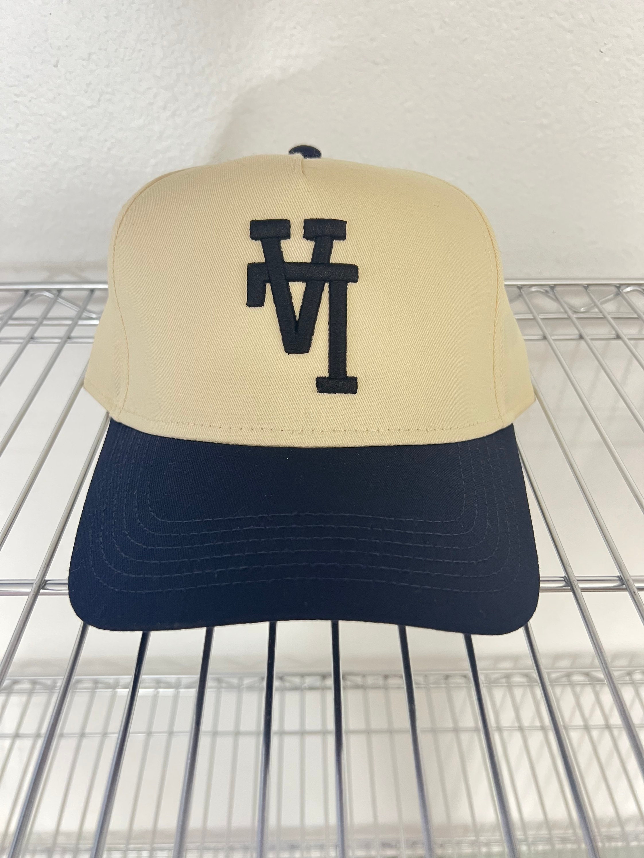 Upside down clearance yankees logo hat
