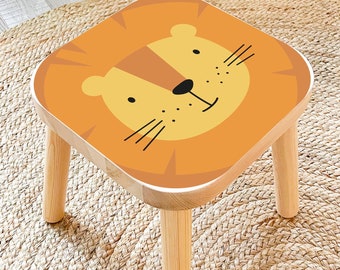 Löwe Aufkleber für IKEA FLISAT Kinderhocker Klebefolie Möbelfolie Sticker Kinderzimmer Bett Hocker (Ohne Möbel) IFH202