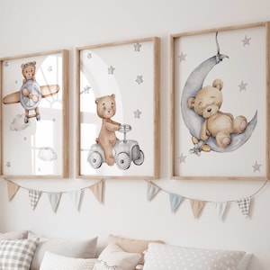 Set di 3 poster Premium P705 / Orso sulla luna | Orso su un aereo | Orso in macchina /