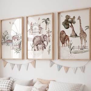 Tiere im Zoo Wandbild 3er Poster Set P816 / Abenteuer Giraffe Löwe Hippo Elefant / Kinderzimmer Deko Wandbilder Bilder