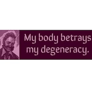 Può includere: Un adesivo rettangolare con sfondo viola e testo bianco che recita: "Il mio corpo tradisce la mia degenerazione". Un'illustrazione in bianco e nero del volto di un uomo è sul lato sinistro dell'adesivo.