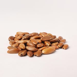 Puede incluir: Un juego de tres tazas de cerámica con un acabado mate moteado. Las tazas son de color crema, gris claro y gris oscuro. Cada taza tiene un diseño simple y minimalista, ideal para café o té.