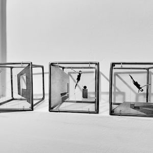Geometria lotu: tryptyk z metalowej kostki 3D – rzeźby inspirowane Bauhausem do nowoczesnych biur