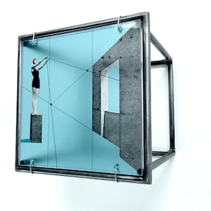 Könnte beinhalten: Ein gerahmtes Kunstwerk mit blauem Hintergrund und einer Frau in einem schwarzen Badeanzug, die auf einer Plattform steht. Die Frau hält eine Schnur, die mit einer Reihe von Linien verbunden ist, die ein geometrisches Muster bilden.