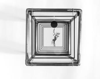 Op-art metalen sculptuur: collage van Michelangelo's schepping van Adam