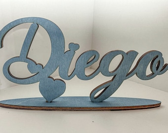 Targa Azzurra Nome personalizzato con cuori - legno di pioppo con base (Segnaposto Compleanno Nozze battesimo comunione gender reveal party)