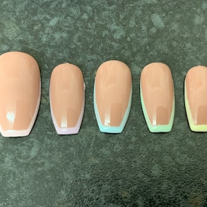 Faux ongles peints à la main Cercueil Pastel court Français Astuce 10 Ongles 3 Tailles Royaume-Uni