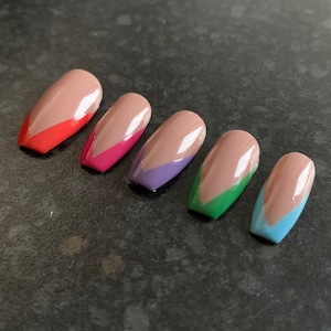Faux ongles peints à la main Cercueil Court Funky Retro Français Tip 10 Nails 3 Tailles UK