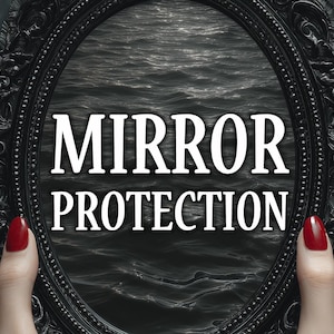 以下が含まれることがあります： 「MIRROR PROTECTION」の白い文字が入った、装飾的な黒いフレームの鏡。背景には、暗く波打つ水面が映っています。鏡を持っている手には赤いマニキュアが塗られています。