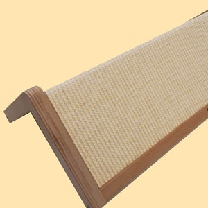 Scratching corner with rice-colored sisal surface