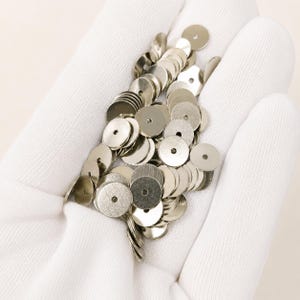 Paillettes piatte rotonde in ottone placcato argento, con foro centrale, da 3 mm a 12 mm, per ricamo e gioielleria.