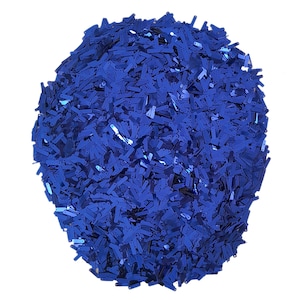Puede incluir: Un montón de lentejuelas azules pequeñas y rectangulares. Las lentejuelas están dispersas y superpuestas, creando una apariencia texturizada. Las lentejuelas tienen una superficie brillante y reflectante, sobre un fondo blanco. Ideales para proyectos de manualidades.