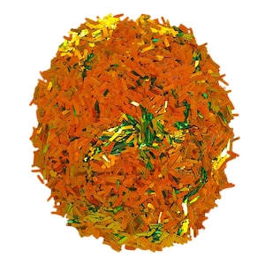 Puede incluir: Un montón de piezas de purpurina naranja y dorada con algunos acentos verdes. Las piezas de purpurina son pequeñas formas rectangulares. La purpurina está esparcida sobre un fondo blanco.