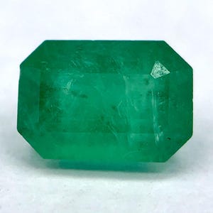 Natural Emerald Octagon Gemstone: 0.990 ct, 7x5 mm