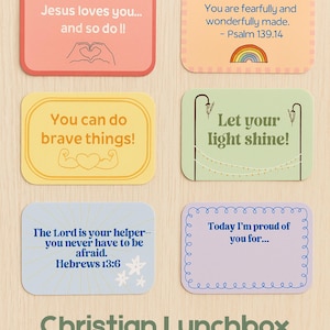 Op de afbeelding: Een verzameling van zes kleurrijke christelijke lunchboxnotities voor kinderen met inspirerende boodschappen. De notities bevatten verschillende ontwerpen, waaronder een regenboog, harten en sterren, met zinnen als "Jezus houdt van je" en "Laat je licht schijnen!"