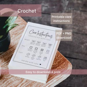 Op de afbeelding: Een stapel witte verzorgingsinstructiekaarten voor haakprojecten. De kaarten bevatten zwarte tekst en pictogrammen met details over was-, droog- en strijkinstructies. De woorden "Crochet" en "Easy to download & print" zijn ook zichtbaar.