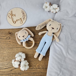 Gepersonaliseerd nieuw babycadeautje, doopcadeau voor jongen van grootouders, geboortekaartje babyjongen, op maat gemaakt konijntje met houten rammelaar.