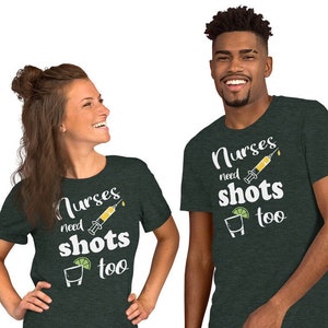 Las enfermeras también necesitan inyecciones, camiseta unisex, SPDCreativeDesigns