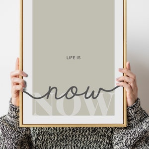 Może przedstawiać: Wydruk w ramie z jasnozielonym tłem i tekstem "LIFE IS now" w czarnym, ozdobnym piśmie.