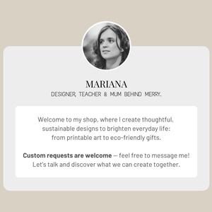 Op de afbeelding: Een grijswaardenafbeelding met een portret van een vrouw en tekst. De tekst luidt "MARIANA, DESIGNER, TEACHER & MUM BEHIND MERRY." Hieronder verwelkomt een bericht klanten en biedt duurzame ontwerpen en printbare kunst aan. Het vermeldt ook aangepaste verzoeken.
