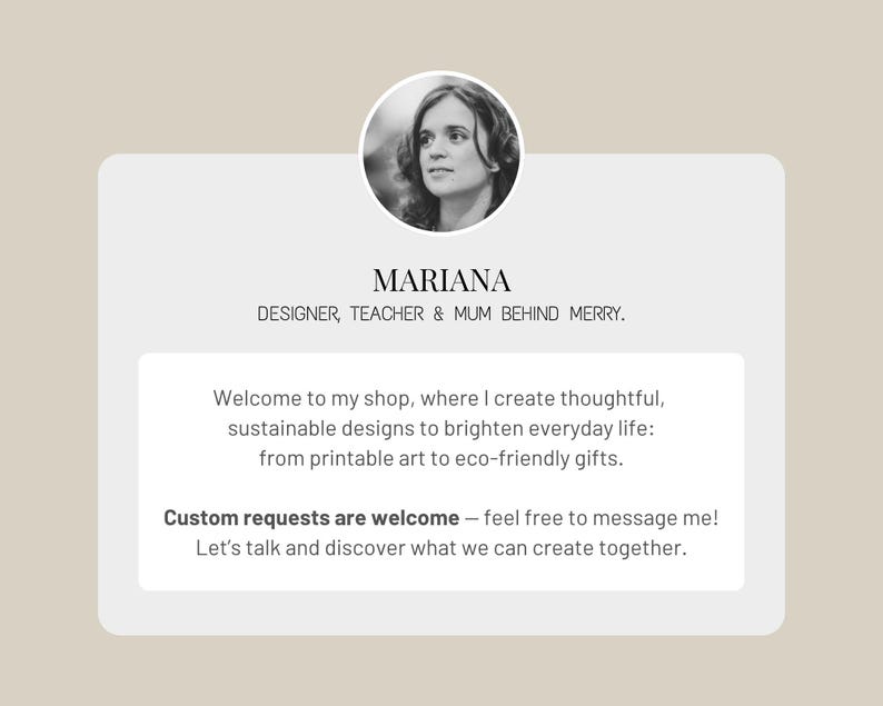 Op de afbeelding: Een grijswaardenafbeelding met een portret van een vrouw en tekst. De tekst luidt "MARIANA, DESIGNER, TEACHER & MUM BEHIND MERRY." Hieronder verwelkomt een bericht klanten en biedt duurzame ontwerpen en printbare kunst aan. Het vermeldt ook aangepaste verzoeken.