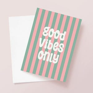 Bonnes vibrations uniquement carte de vœux | Rétro carte rayée rose et verte de Zazzle.be Liste d'envies Vous avez des idées ? Carte à message positif 5 x 7 po | Anniversaires, célébrations ou simplement parce que