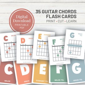 Könnte beinhalten: Gitarrenakkord-Lernkarten mit dem Text "35 GUITAR CHORDS FLASH CARDS PRINT CUT LEARN". Die Karten zeigen Akkorddiagramme für Akkorde wie C-Dur, D-Moll und G-Moll 7. Ein digitaler Download ist verfügbar. Ideal zum Lernen.