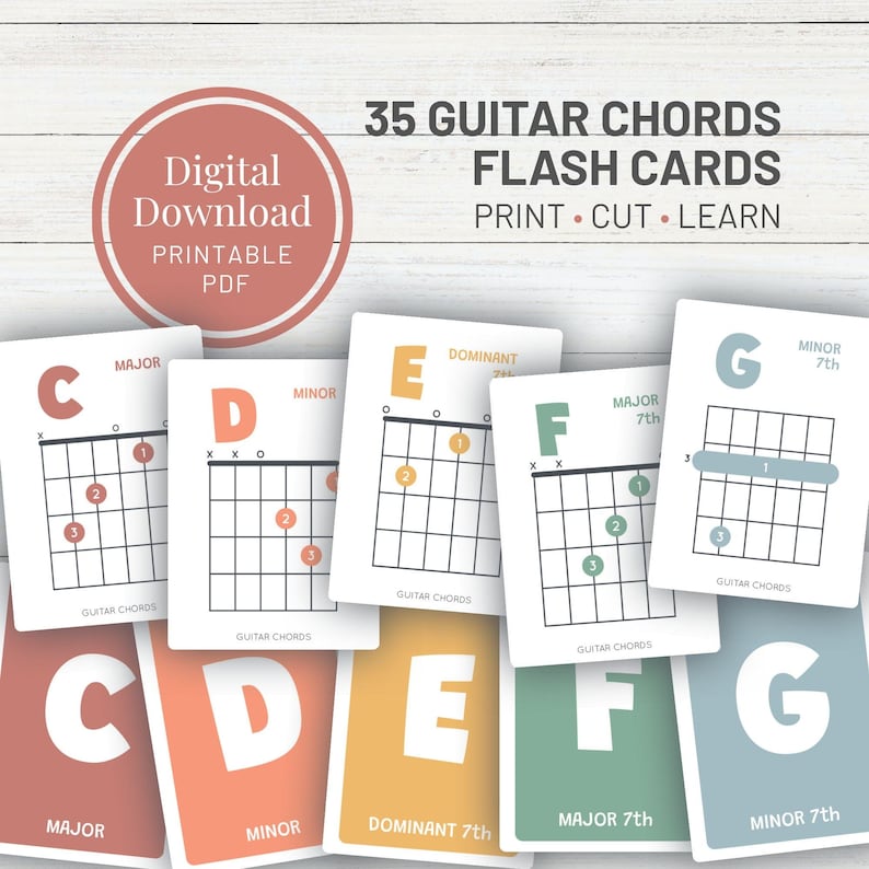 Op de afbeelding: Gitaarakkoord flitskaarten met de tekst "35 GUITAR CHORDS FLASH CARDS PRINT CUT LEARN". De kaarten tonen akkoorddiagrammen voor akkoorden zoals C majeur, D mineur en G mineur 7e. Digitale download beschikbaar. Ontworpen om te leren.