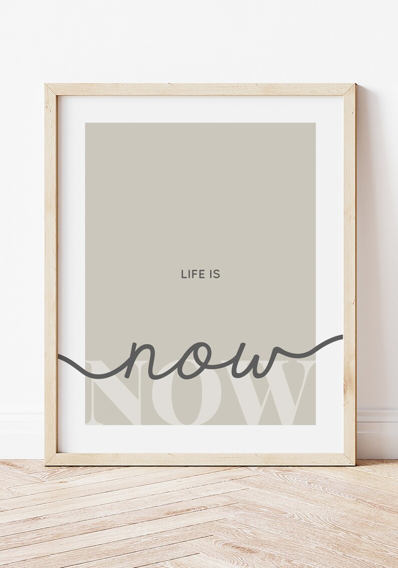 Może przedstawiać: Wydruk w ramie z beżowym tłem i tekstem "LIFE IS NOW" w czerni i bieli. Słowo "NOW" jest napisane kursywą.