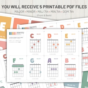 Op de afbeelding: Een verzameling afdrukbare gitaarakkoord flashcards. De kaarten tonen majeur, mineur en 7e akkoorden voor gitaar. De kaarten zijn in verschillende kleuren en bevatten diagrammen van vingerplaatsingen. Tekst op de kaarten bevat akkoordnamen.
