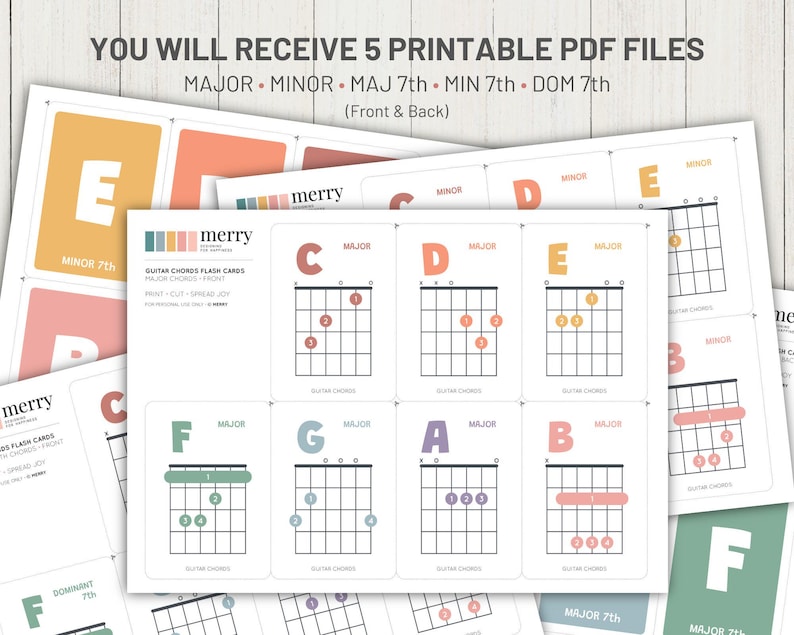 Op de afbeelding: Een verzameling afdrukbare gitaarakkoord flashcards. De kaarten tonen majeur, mineur en 7e akkoorden voor gitaar. De kaarten zijn in verschillende kleuren en bevatten diagrammen van vingerplaatsingen. Tekst op de kaarten bevat akkoordnamen.