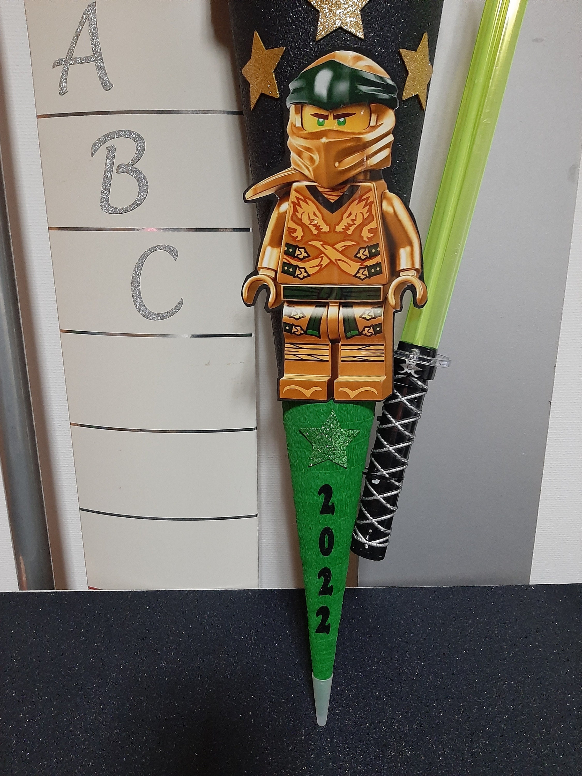 Schultüte Zuckertüte im Ninjago Lloyd Style goldener Ninja Name Schwerter Wurfsterne Schultüte Zuckertüte im Ninjago Lloyd Style goldener Ninja Name Schwerter Wurfsterne