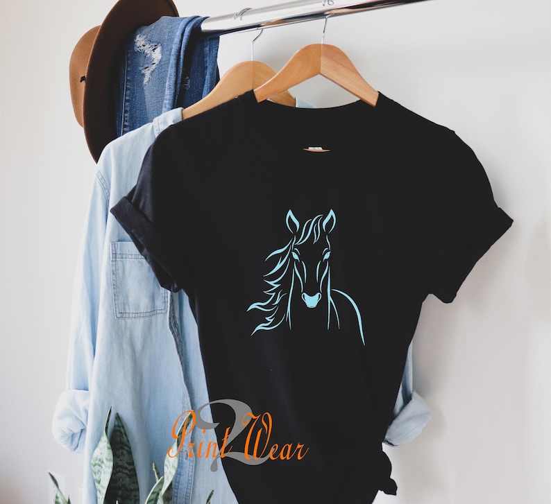 K&ouml;nnte beinhalten: Schwarzes T-Shirt mit einer hellblauen Umrandung eines Pferdekopfes.