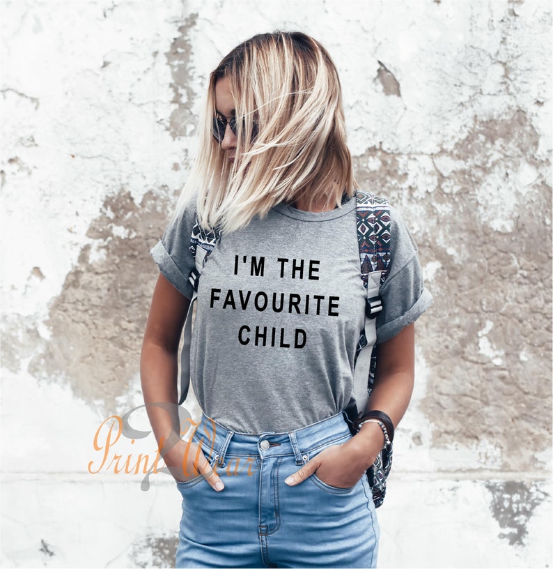 Peut inclure: Un t-shirt gris avec le texte "I'm the favourite child" imprim&eacute; en noir.