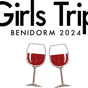 Pode incluir: Gr&aacute;fico Girls Trip Benidorm 2024 com duas ta&ccedil;as de vinho cheias de vinho vermelho com glitter.