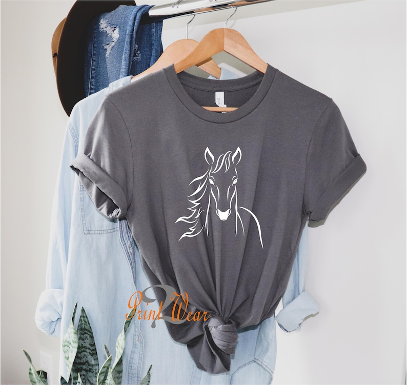 K&ouml;nnte beinhalten: Ein anthrazitfarbenes T-Shirt mit einer wei&szlig;en Umrandung eines Pferdekopfes.