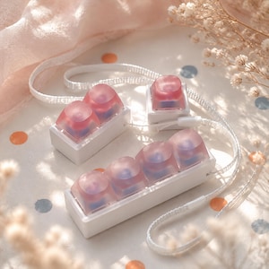 Fidget Clicker-nyckelring med 4 tangenter: XDA-tangent, ASMR-skrivbordsleksak, rosa present till henne