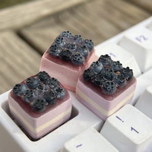 Miniaturowe ciasto z dżemem jagodowym Artisan Square Handmade Clay ESC Keycap Deser Food MX Cherry Keycap Prezent