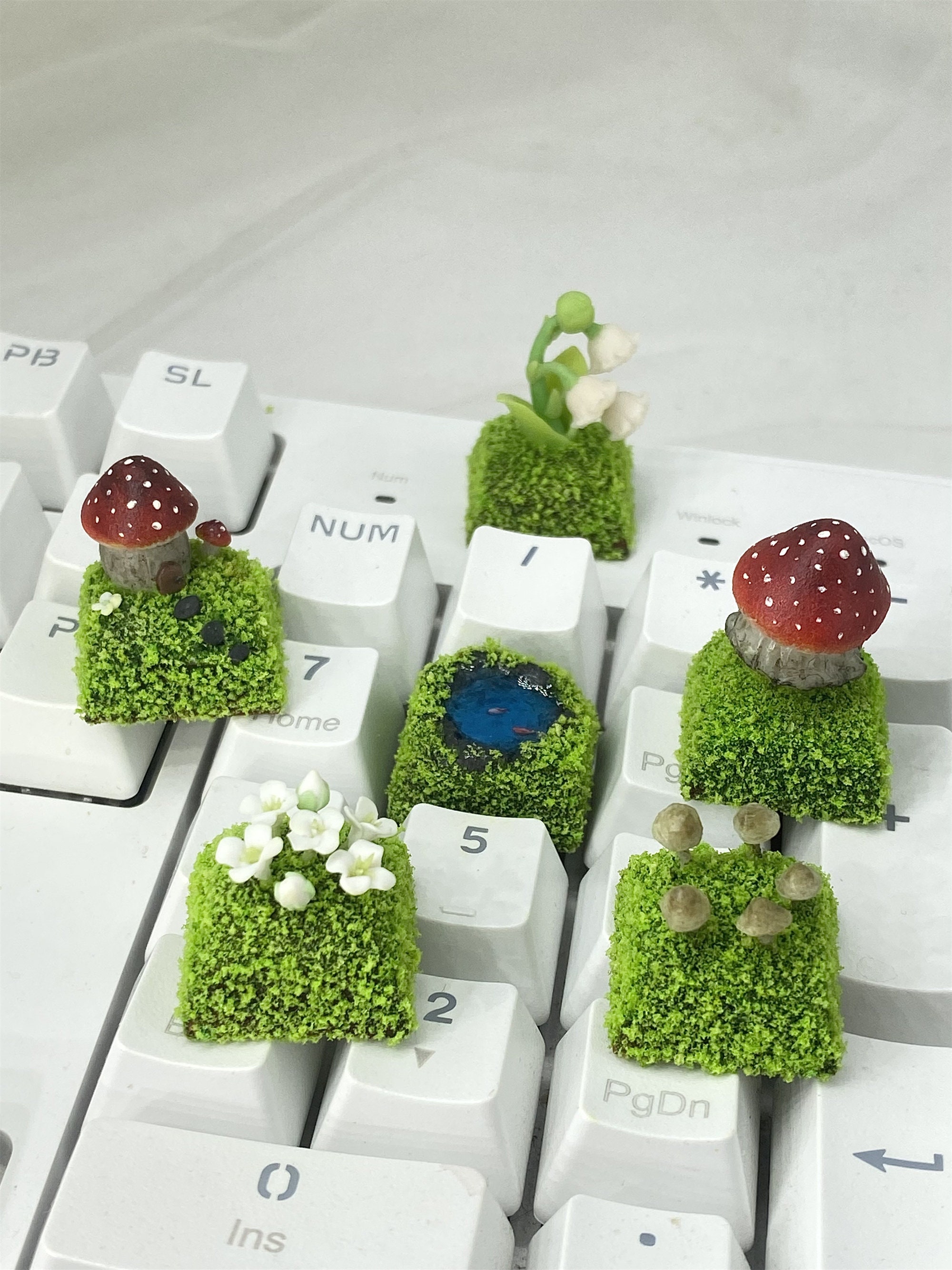 手作りのスズランの苔キーキャップ：マッシュルームレイクのミニチュア