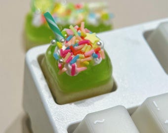 Tecla artesanal de mousse de chocolate verde con gelatina y pastel de limón: linda decoración de teclado con diseño de postre, ESC y retroceso al estilo Freakshakes.