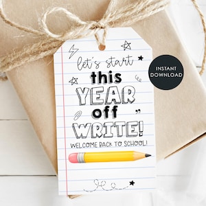 Könnte beinhalten: Ein weißes, rechteckiges Geschenkanhänger-Etikett mit Linienpapier-Muster, das den schwarzen Text "let's start this YEAR off WRITE!" und "WELCOME BACK TO SCHOOL!" sowie handgezeichnete Sterne, einen Blitz und einen gelben Bleistift mit rosa Radiergummi zeigt.