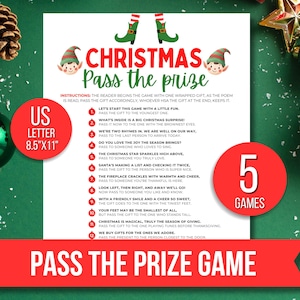 Op de afbeelding: Een feestelijk kerstspel, "Pass the Prize Game", gedrukt op papier van US Letter-formaat (21,6 x 27,9 cm). Het ontwerp bevat elf-afbeeldingen, een rode banner en instructies voor een leuke vakantie-activiteit met 5 spellen.