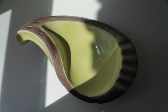 Vintage Teardrop Yellow and Purple Ash Tray - image 3