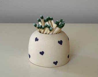 Attaccante in ceramica a forma di cuore con fiammiferi