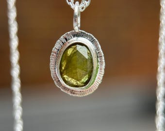 Rosslipat sällsynt Sphene-hänge i återvunnet sterlingsilver